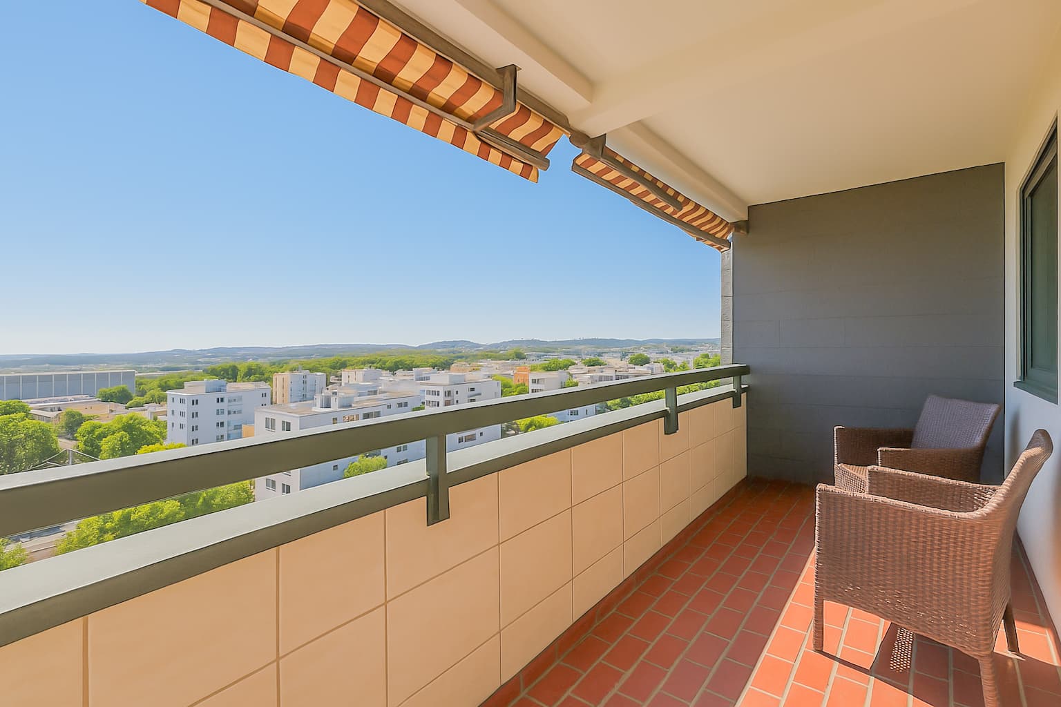 Balkon mit Stadtblick HN Clouds