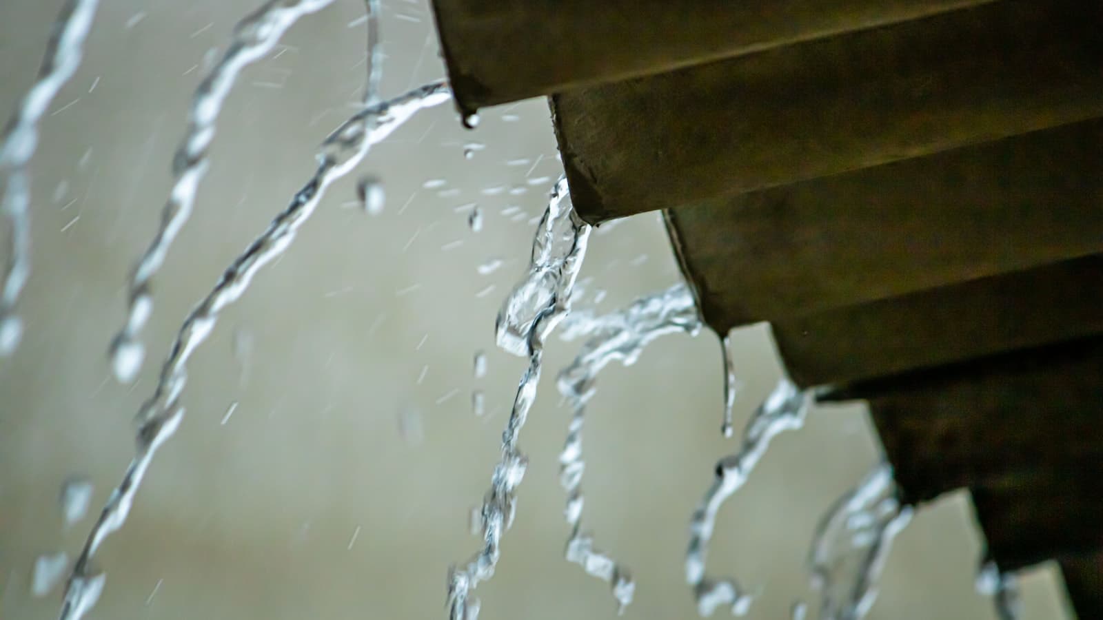 Wasser dringt durch ein Leck ein – Wasserschaden als Grund für eine Ersatzunterkunft